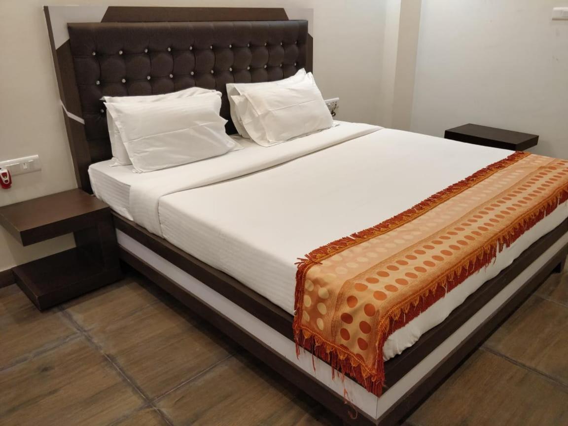 Cs Empire Hotel Lakshmanpur Exterior photo